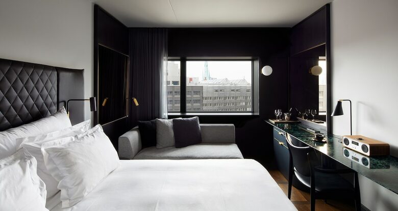 Hotel At Six
