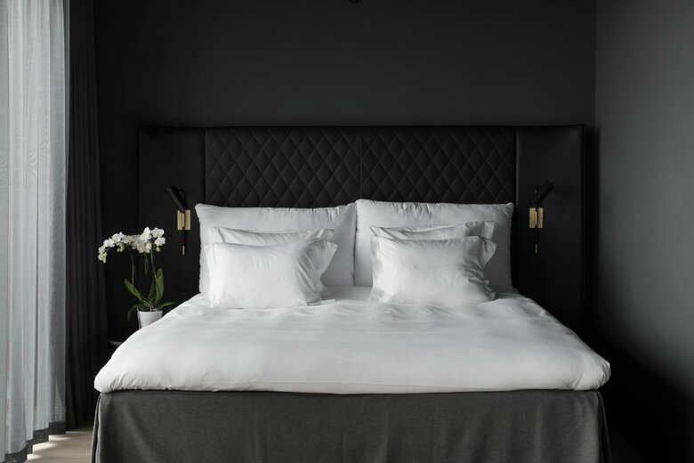 Hotel At Six