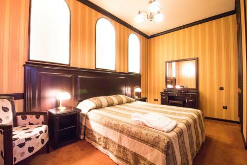 Attache Hotel