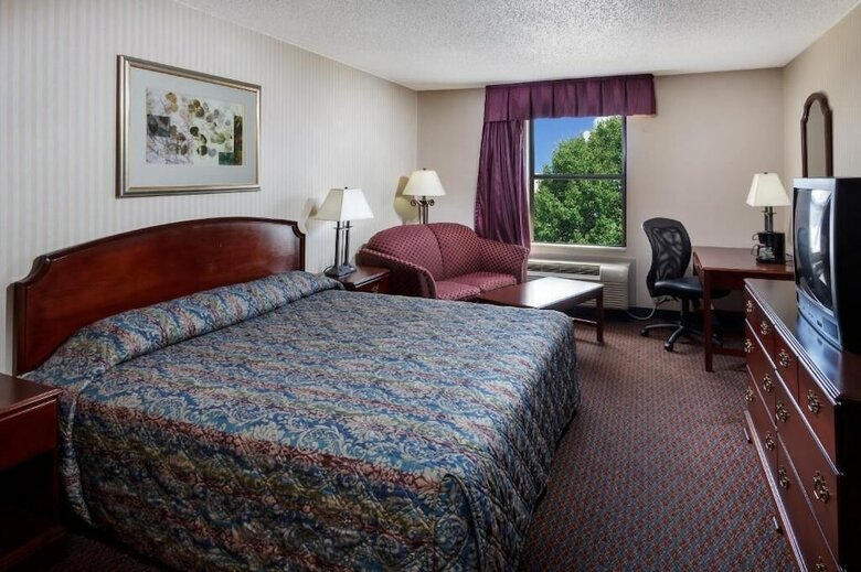 Hotel The Mulberry Inn And Plaza At Fort Eustis