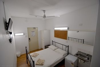 Youth Shack Backpackers - Hostel