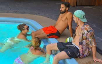 Youth Shack Backpackers - Hostel