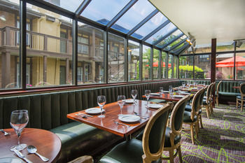 Hotel Cloverleaf Suites