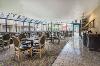 Hotel Cloverleaf Suites