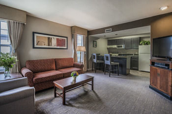 Hotel Cloverleaf Suites