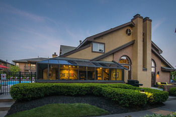 Hotel Cloverleaf Suites