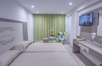 Aparthotel Nicholas Color Hotel