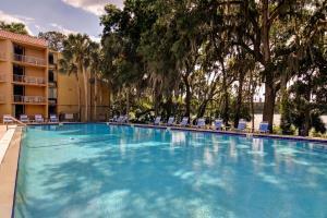 Paramount Plaza Hotel & Suites