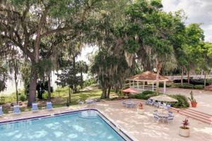 Paramount Plaza Hotel & Suites