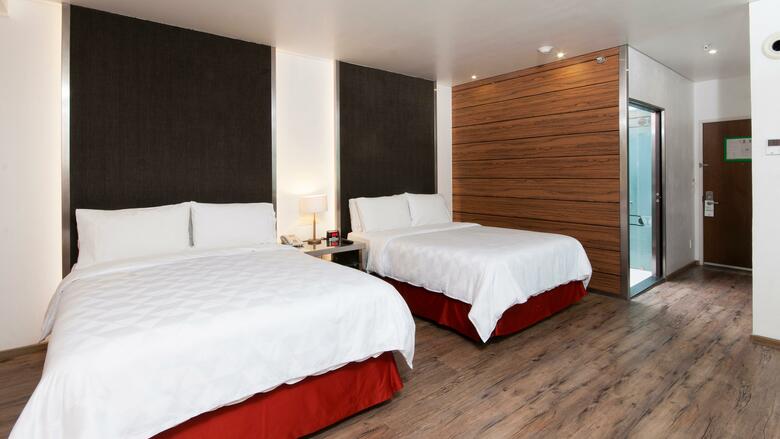 Hotel Lark