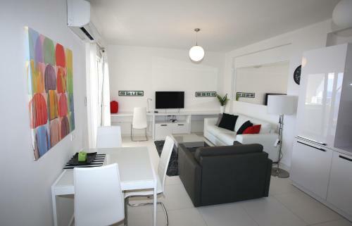 White Residence Apartments