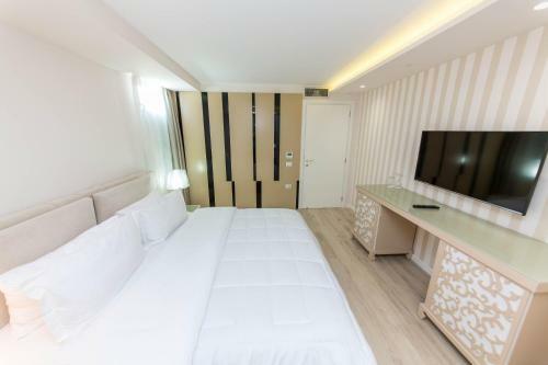 Demi Hotel