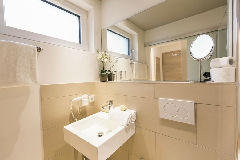 Room 5 Apartments