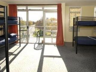 Hostal Base Rotorua Hot Rock