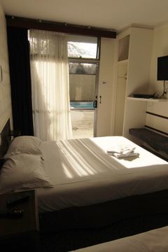 Hostal Base Rotorua Hot Rock