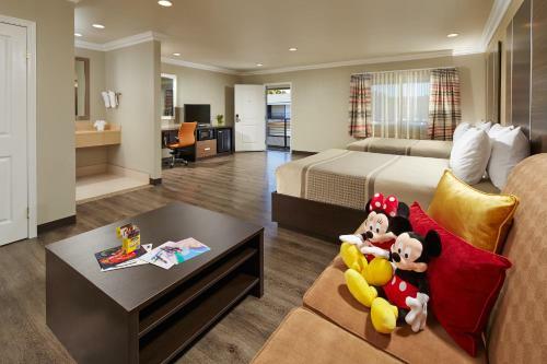 Hotel Eden Roc Inn & Suites