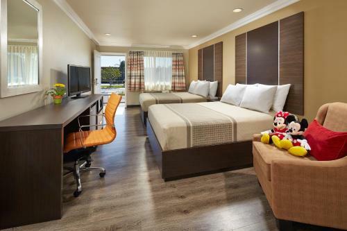 Hotel Eden Roc Inn & Suites