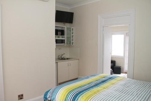 Smugglers Inn Studio Apartments
