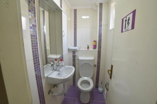 Hostel Mirror