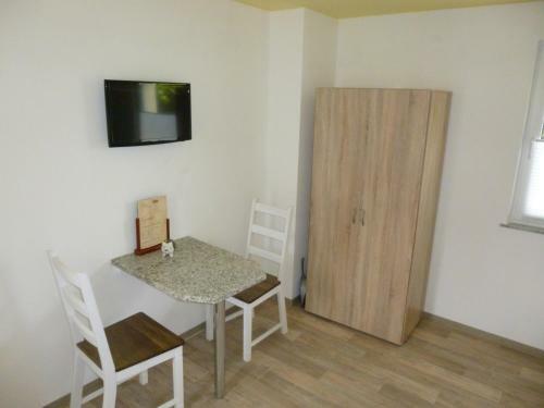 Hostal Pension Am Peeneufer Ug
