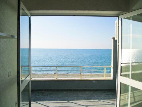 2 Beachfront Apartments + Parking + Wifi