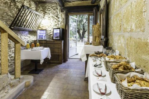 Hotel Logis Domaine De Roquerousse