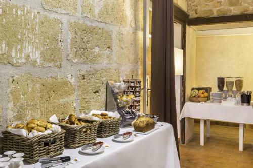 Hotel Logis Domaine De Roquerousse