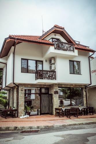 Hostal Guest House Byalata Kashta