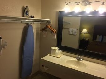 Hotel Quality Suites Kansas City International Airport