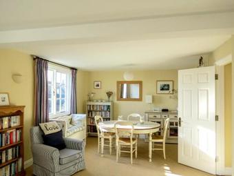 Ogilvie Lodge Apartment