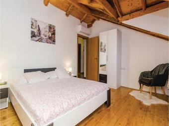 Three-bedroom Holiday Home In Dubravka