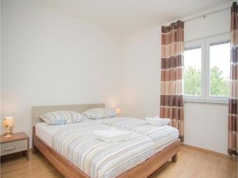 Two-bedroom Apartment In Zagvozd