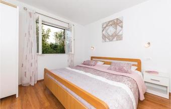 Two-bedroom Holiday Home In Trilj