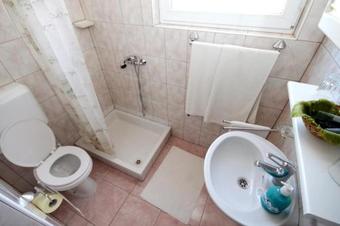 Hostal Rooms With A Swimming Pool Preko (ugljan) - 8180