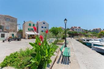 Stone House Island Prvi?