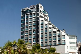 Hotel La Familia Gallo Rojo