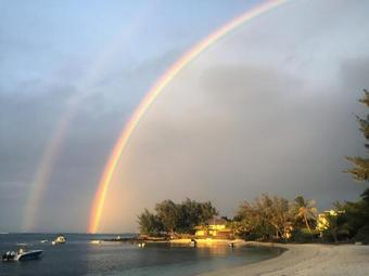 Pearly Sands - Beachfront Deluxe Apartment