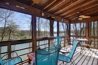 Villa Lakeside Cabin