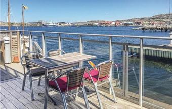 Two-bedroom Apartment In Ronnang