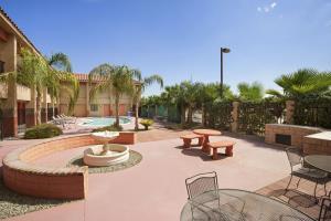 Hotel Indio Super 8 & Suites