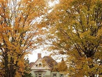 Estabrook House Bed And Breakfast