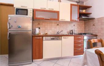 Five-bedroom Holiday Home In Pakostane
