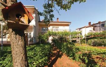 Two-bedroom Apartment In Fazana