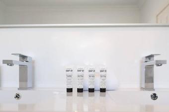 Lake Front Home Arcadia Vale // 6 Bdr // Pool, Spa & Jetty