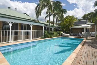 Lodge Cooroy Country Cottages
