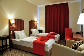 Corner Hotel & K�v�h�z