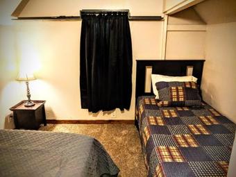 Vintage Cozy Family Home Near National Parks