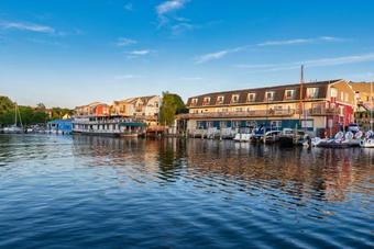 Hotel Old Harbor Inn