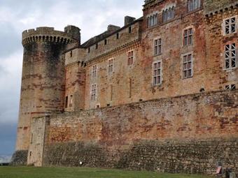 Beautiful Holiday Home With Swimming Pool In Montlauzaun