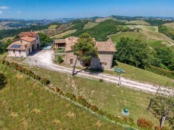 Spacious Mansion In Sant'angelo In Vado With Pool